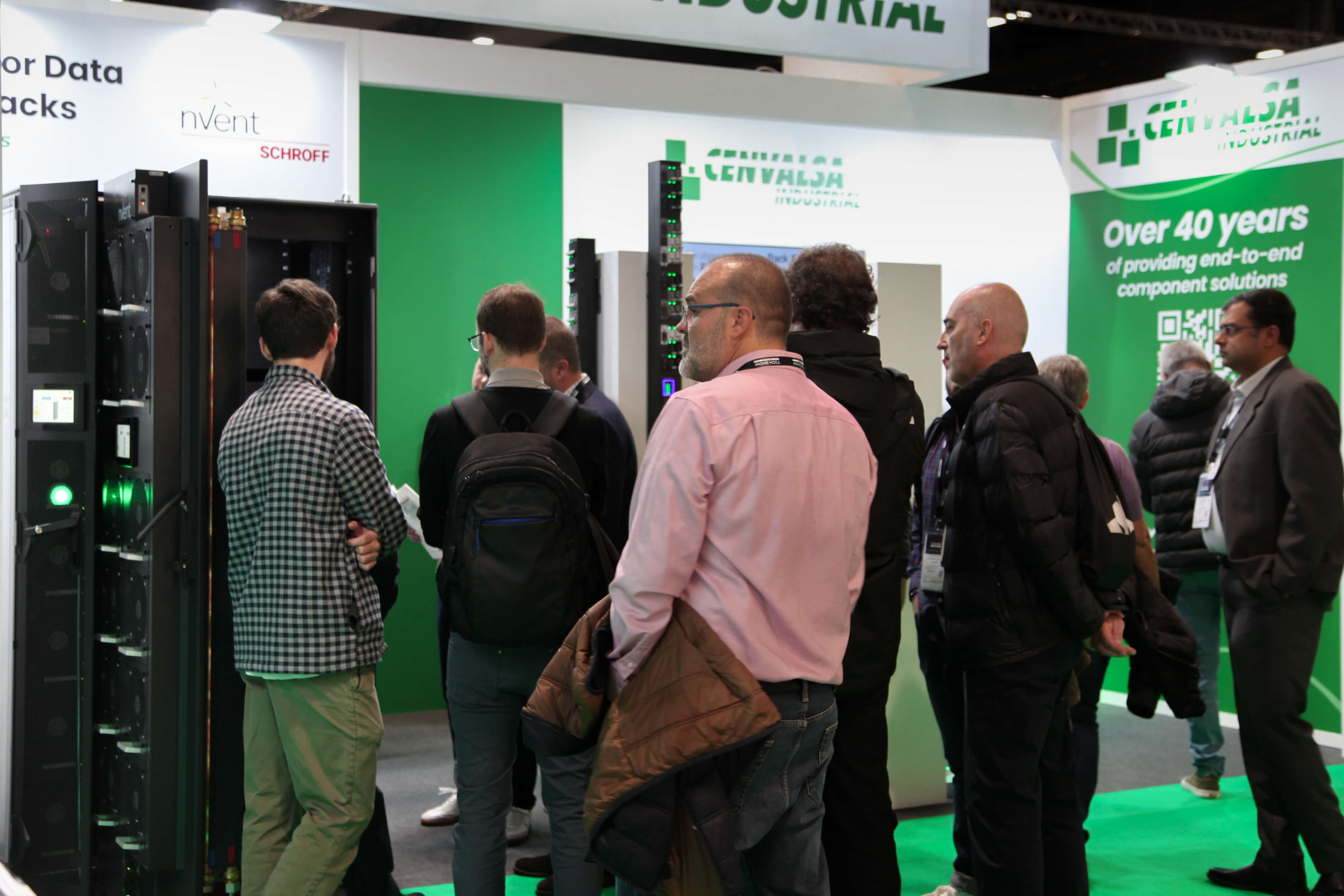 Asistentes al stand de Cenvalsa